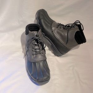 Black and grey mens 8.5 Sperry snow shoes.